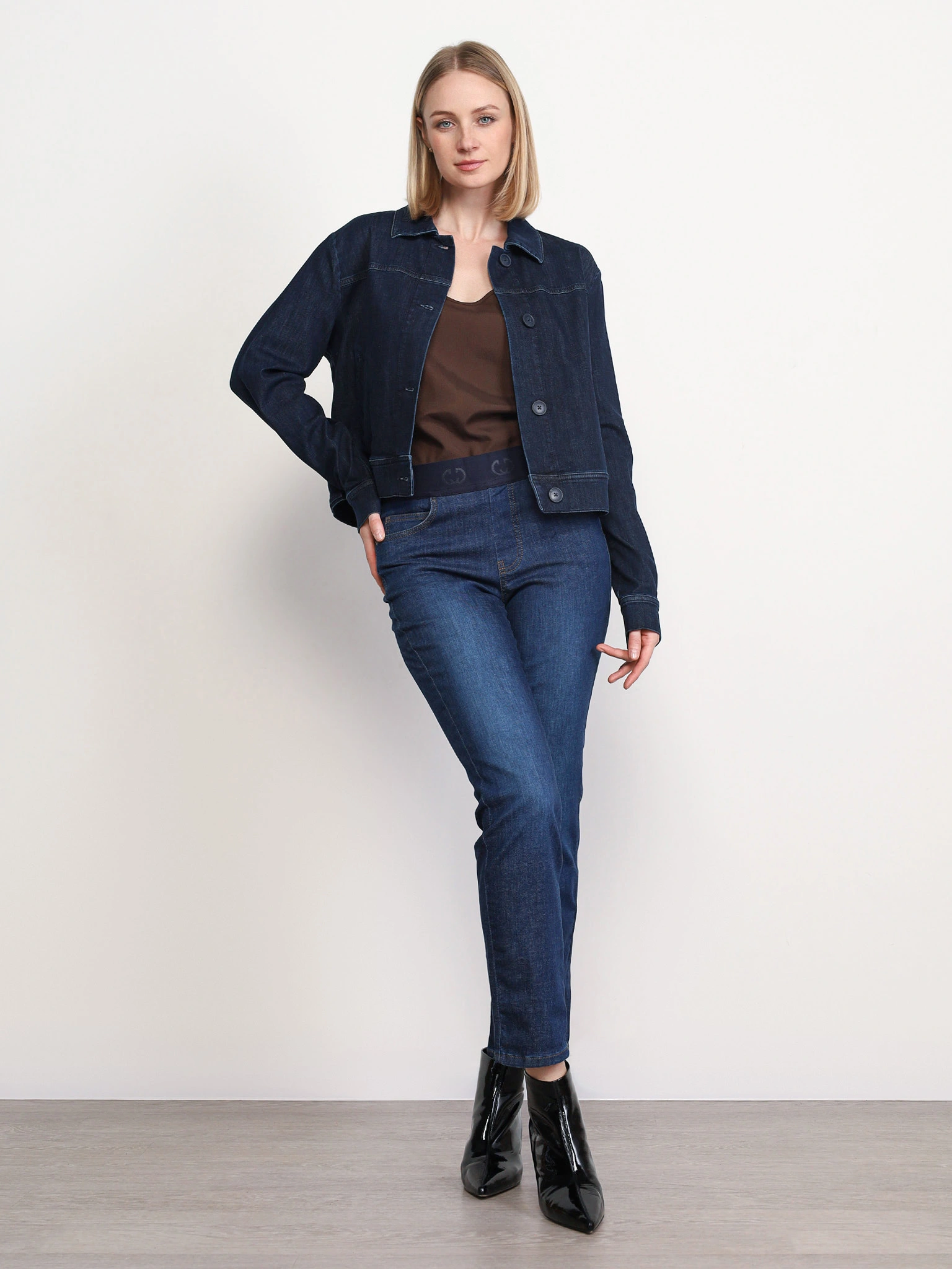 Жакет джинсовый укороченный на пуговицах темно-синего цвета